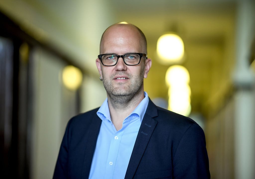Samuel Salzborn, Ansprechpartner zu Antisemitismus des Landes Berlin, schaut in die Kamera.