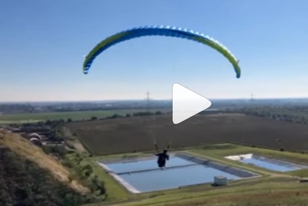 Der Pflegedirektor des Klinikums Magdeburg, Ingolf Drube, ist in einem Werbespot mit dem Gleitschirm auf dem Weg zu einem Bewerbungsgespräch.