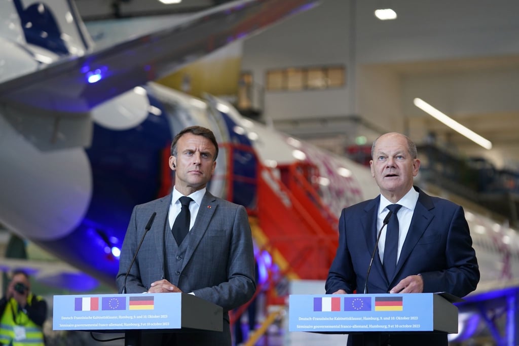 Bundeskanzler Olaf Scholz und Frankreichs Präsident Emmanuel Macron (l) in Hamburg.