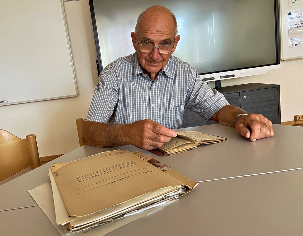Burckhard Dienemann leitet die Bürgerarchiv-Arbeitsgemeinschaft in Magdeburg. Er rettet alte Zeugnisse, Fotos und Urkunden vor dem Mülleimer und findet Orte, wo sie würdevoll aufbewahrt werden können.