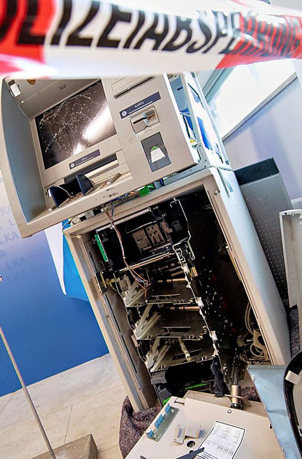 Ein gesprengter Automat mit ausgeräumten   Geldkassetten.