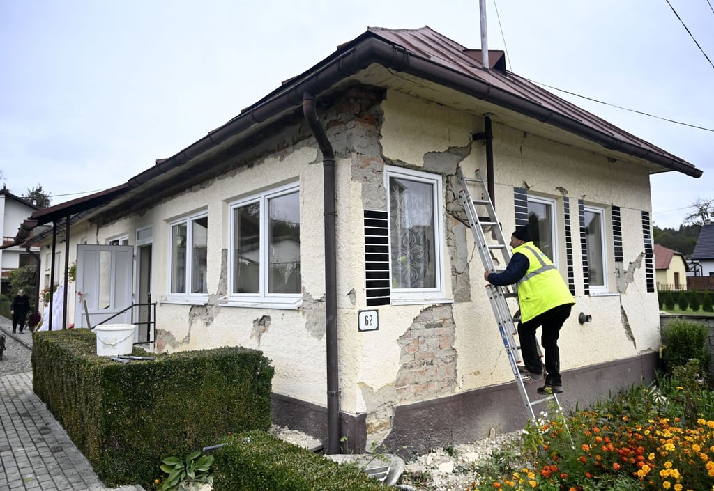 Ein von einem Erdbeben beschädigtes Haus in der Slowakei.