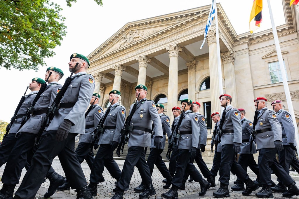 Soldaten vom Landeskommando Niedersachen und dem Heimatschutzregiment 3 der Bundeswehr laufen auf den Hannah-Arendt-Platz.