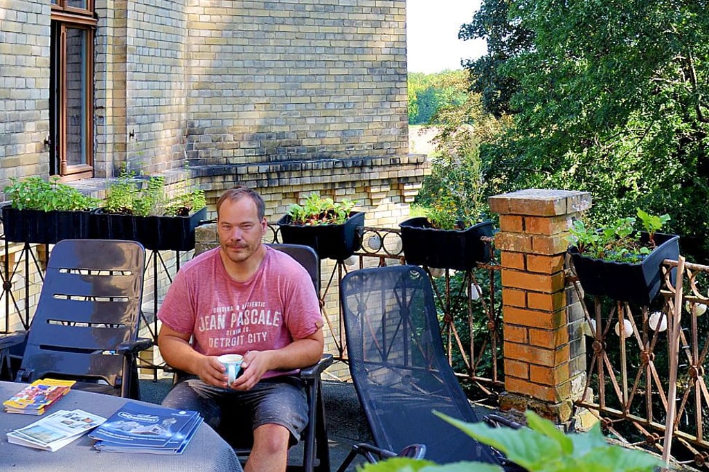 Christian Czerny hat mit diesem Balkon einen Lieblingsplatz in der Villa Kraaz gefunden, wo er mal abschalten kann.
