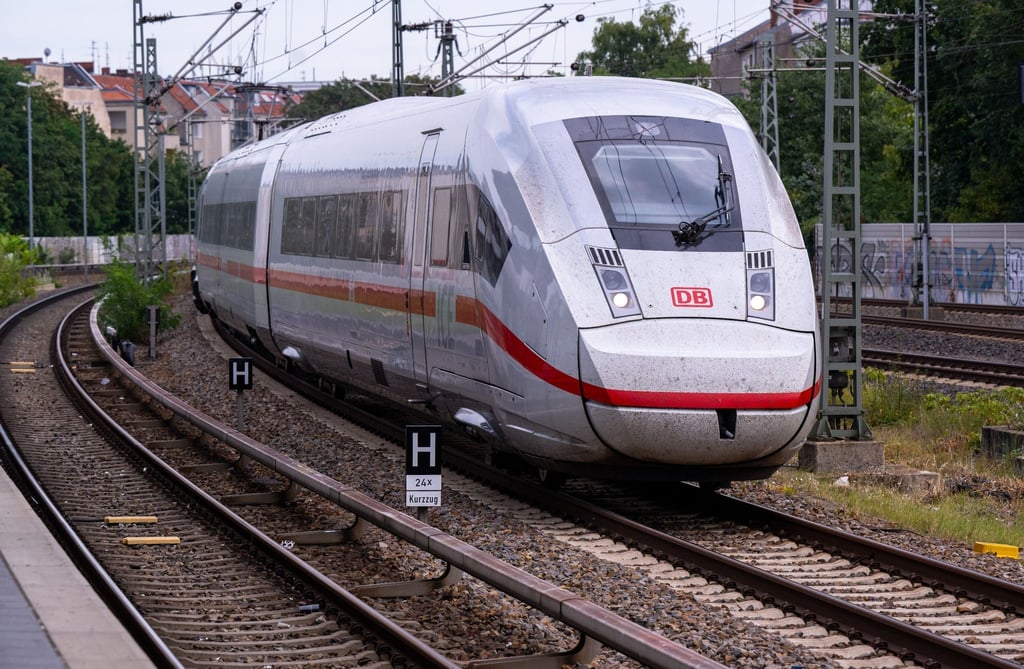 Die Bahn erhöht zum Fahrplanwechsel im Dezember für einige Angebote die Preise.