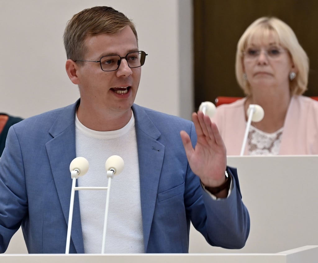 Ulrike Liedtke (r, SPD) Präsidentin des Landtages Brandenburg, verfolgt den Beitrag von Sebastian Walter (Fraktionsvorsitzender Die Linke) in der Debatte des Landtages.