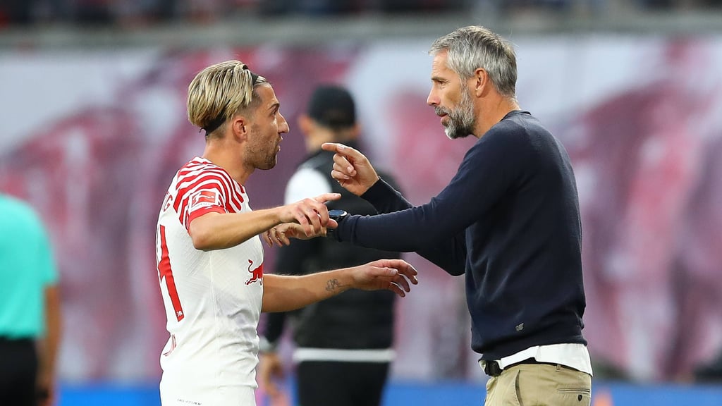 RB-Coach Marco Rose (r.)&nbsp; und Kevin Kampl im Gespräch.