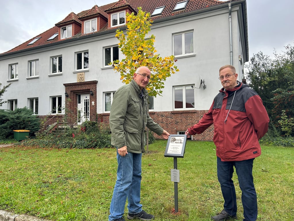 Henning Bollmann (links) und Hartmut Henkel von der Magdeburger Interessengemeinschaft Alt-Olvenstedt haben den Aufbau der Tafeln in den Morgenstunden begleitet. Stolz präsentieren sie die Erinnerungstafel zu dem ehemaligen Rathaus an der Helmstedter Chaussee.
