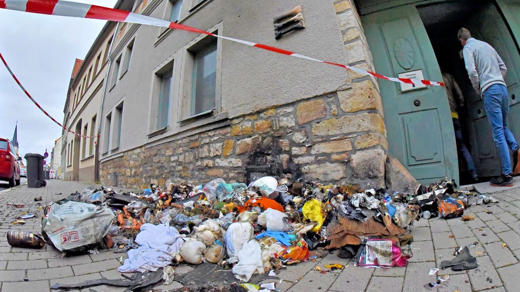 Nächtlicher Vandalismus Angezündet und zerschlagen Nächtliche