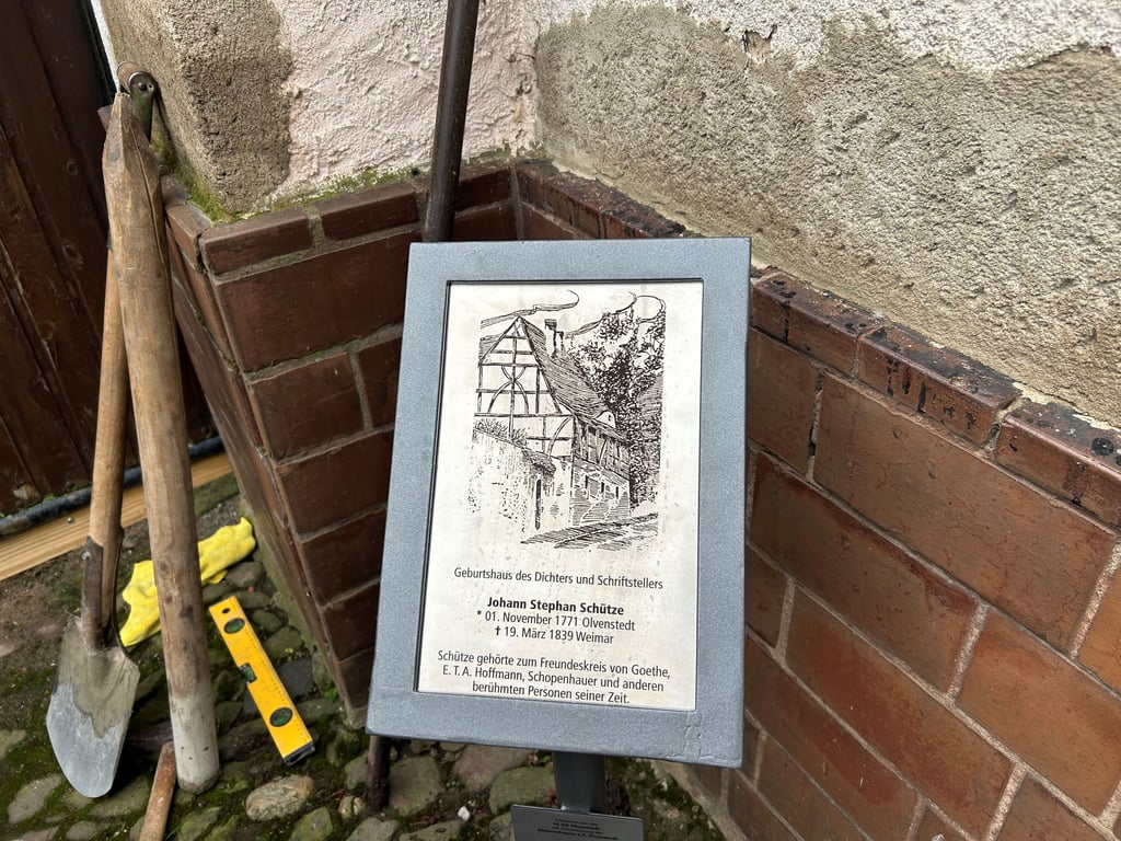 Die Erinnerungstafel am Stephan-Schütze-Haus in Magdeburg. 