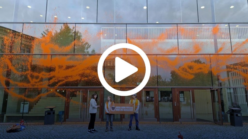 Mit Video: „Letzte Generation“ schlägt in Halle zu: Farbattacke auf Uni Halle