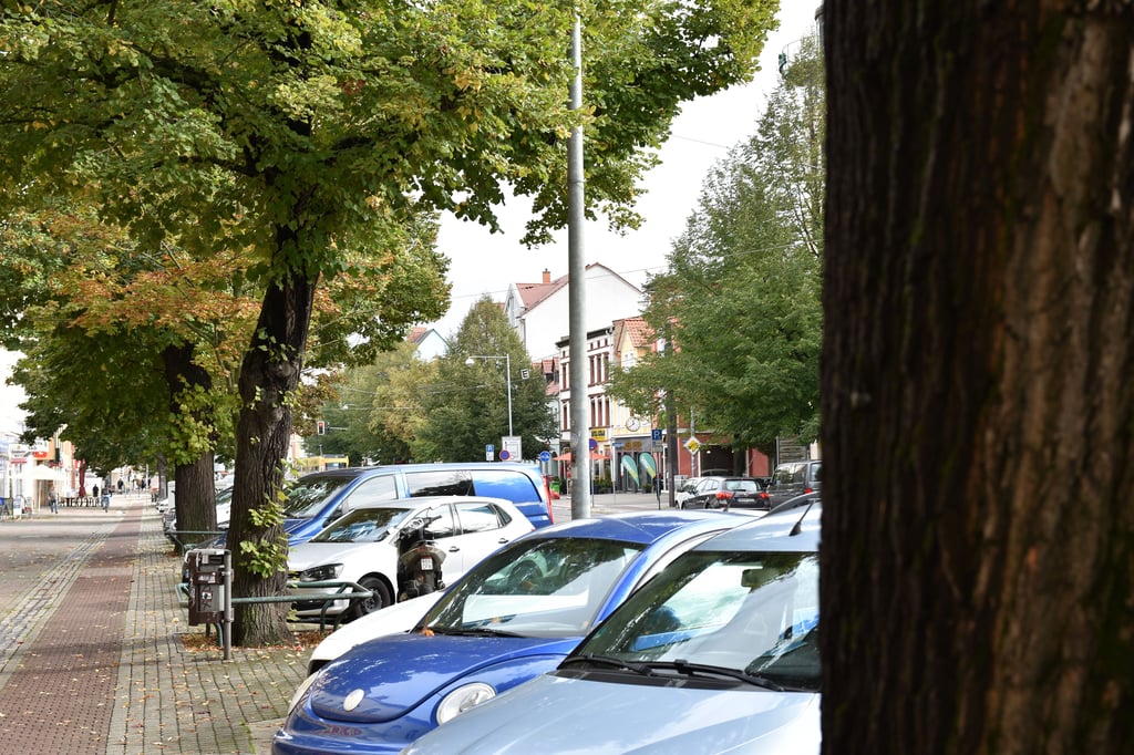 Die Stellflächen entlang der Straße bleiben erhalten.