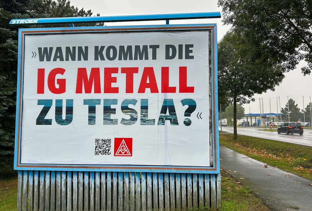 Auf einem Großplakat am Stadtrand von Frankfurt (Oder) steht „Wann kommt die IG Metall zu Tesla?“.