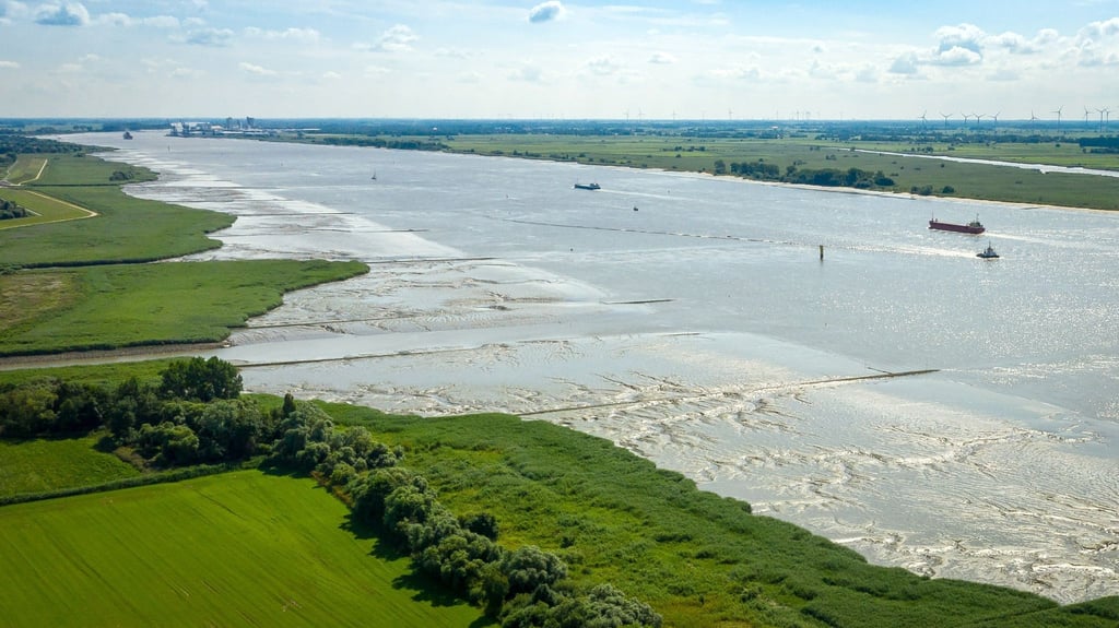 Die Weser zwischen Brake und Nordenham.