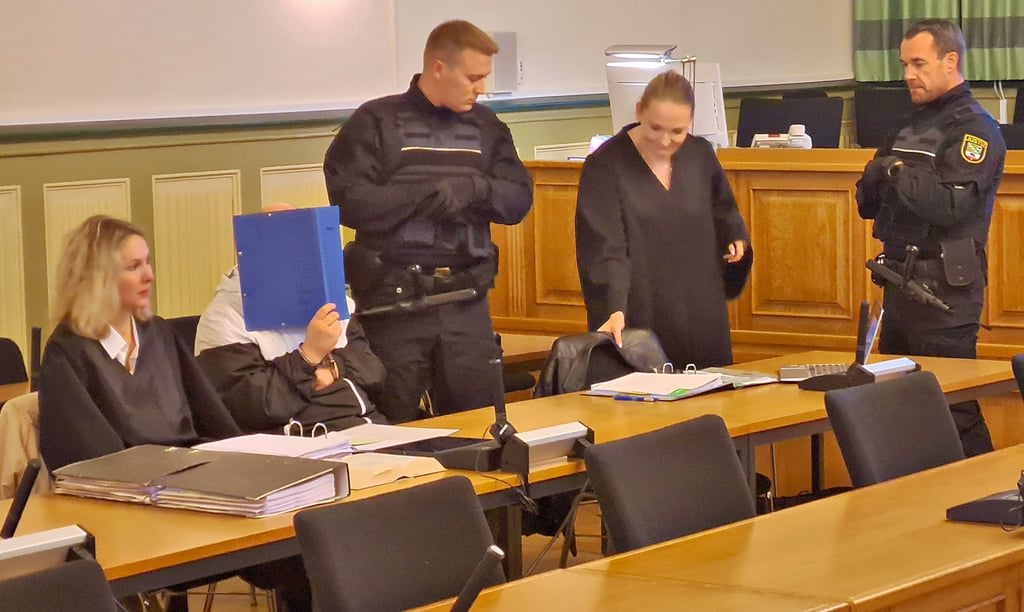Wie zum Prozessauftakt im Mordfall Kezhia (Foto) wurde der Angeklagte Tino B. auch am Dienstag von Justizbeamten in Handschellen in den Gerichtssaal geführt und nahm zwischen seinen beiden Verteidigerinnen Catharina Bombach (links) und Julia Melz (rechts) Platz.