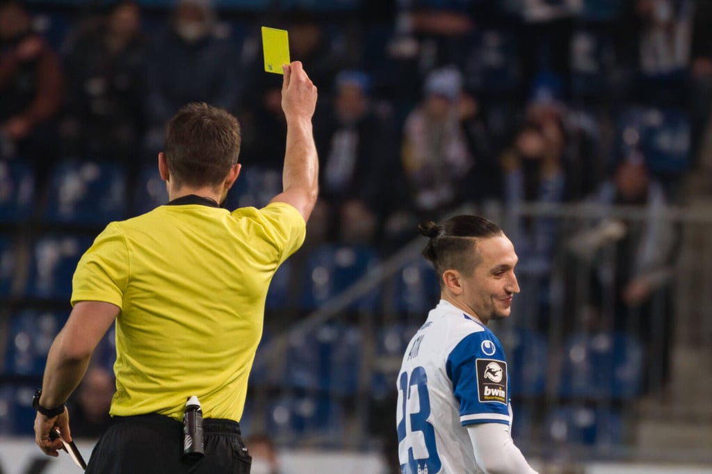 1. FC Magdeburgs Spieler Baris Atik wird die Gelbe Karte gezeigt.