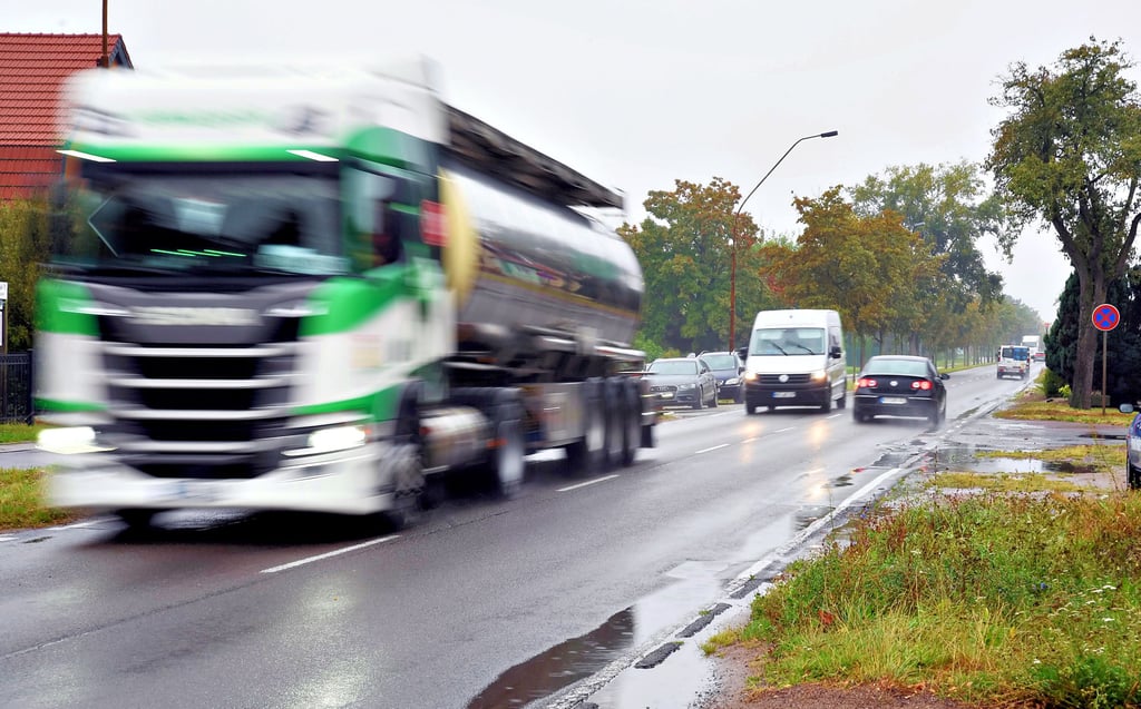 Ein Lastwagen mit Sattelauflieger passiert die Dessauer Chaussee in Aken. Anwohner leiden vor allem am frühen Morgen unter dem Verkehrslärm.