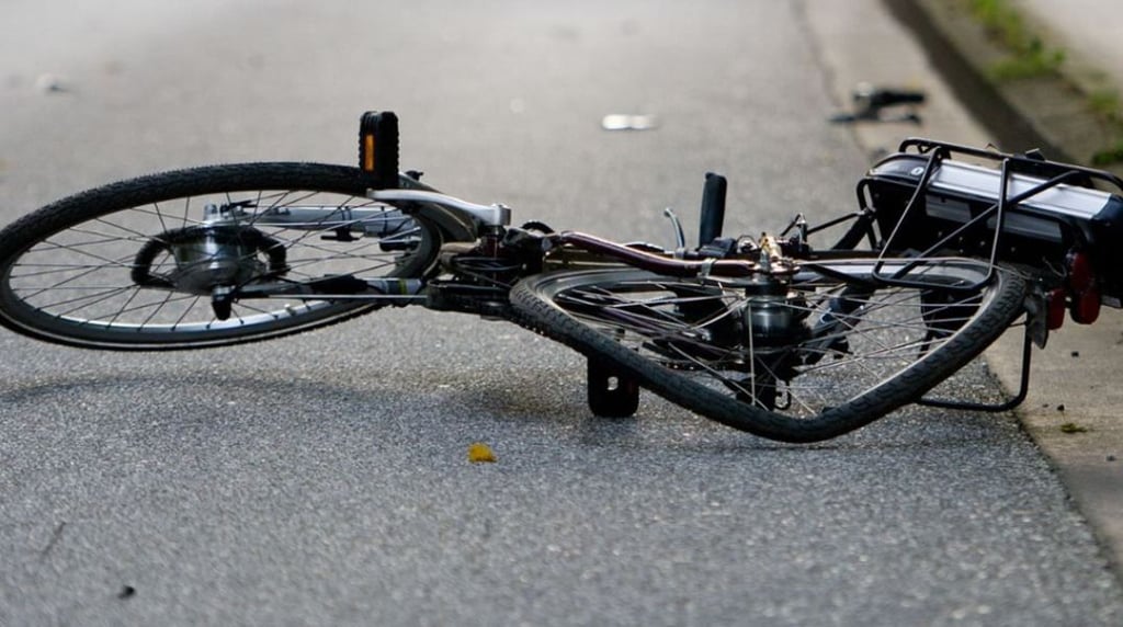 Ein Fahrradfahrer ist in Magdeburg schwer verletzt worden: In der Harsdorfer Straße ist es zu einem Zusammenprall mit einem Auto gekommen. Symbolbild:
