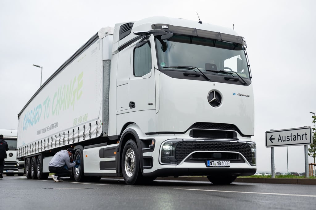 Ein Mitarbeiter putzt vor der Präsentation den neuen Fernverkehrs-Lkw „eActros 600“.
