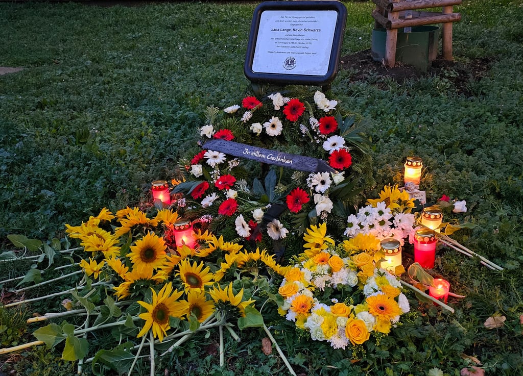 Am Gedenkort am Merseburger Entenplan wurden ein Kranz und Blumen niedergelegt und Kerzen angezündet.