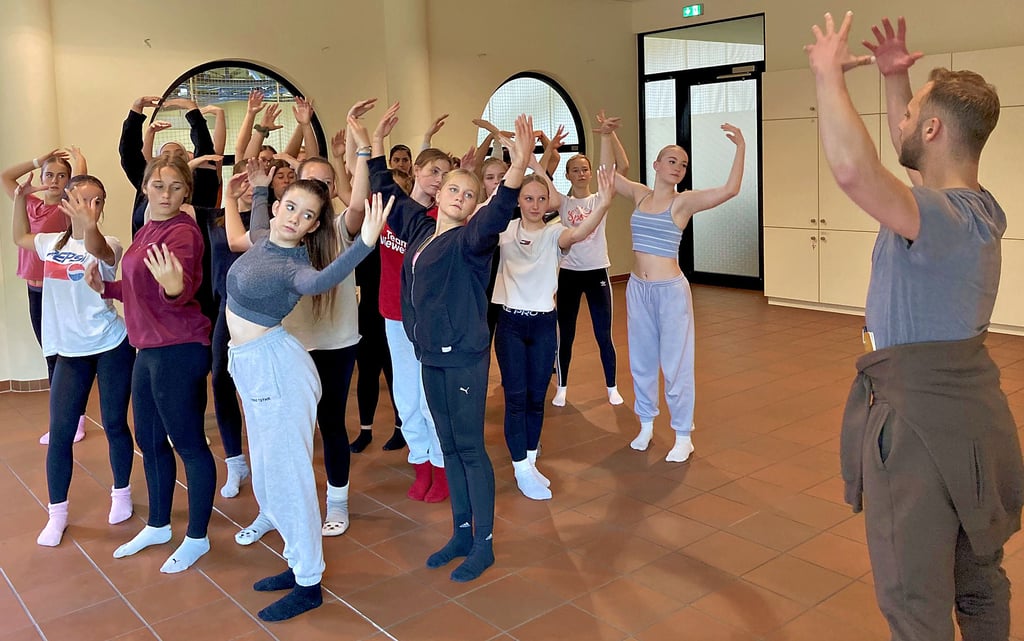 Tänzer Razvan Stoian aus New York (r.) erarbeitet mit 22 Neutklässlerinnen des Herdergymnasiums eine Choreografie.