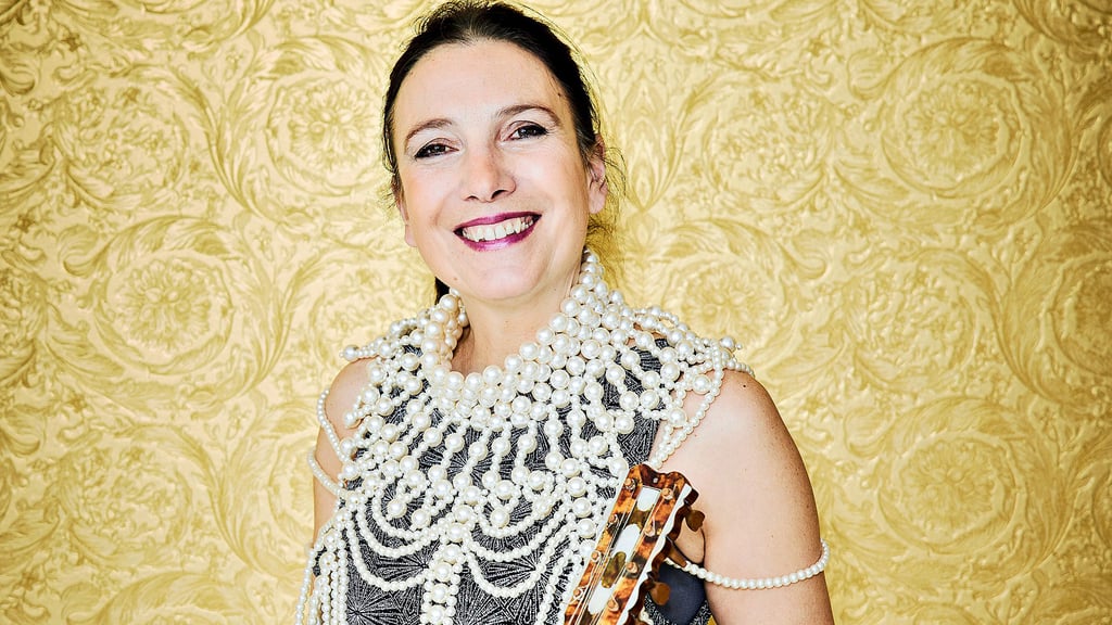Caterina Lichtenberg mit einer ihrer Mandolinen, jenem Instrument, in das sie sich schon in ihrer Kindheit verliebt hat. Heute gehört die Musikerin zur internationalen Top-Liga.