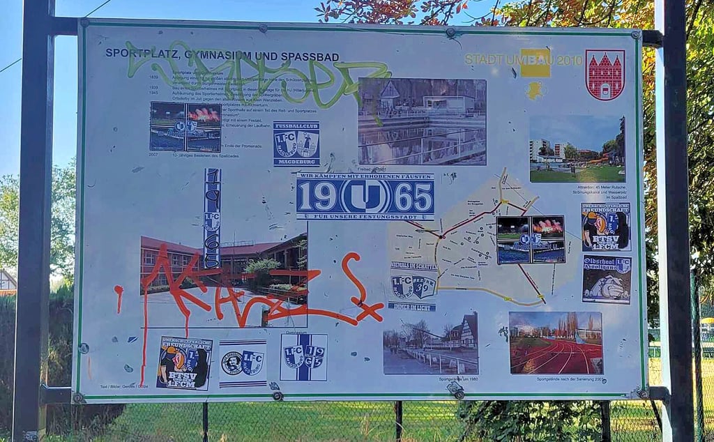 Kaum hatten Tino Bauer, Bernd Hahn und Jochen Benkenstein ihren Einsatz in der Stadt beendet, prangten schon wieder neue Schmierereien und Aufkleber auf einem Hinweisschild am Gymnasium.