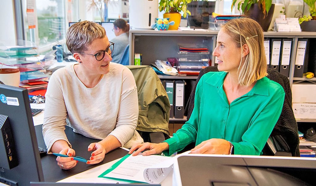 Lisa Deckert (r.), Innovate-Personalleiterin, im Gespräch mit Mitarbeiterin Anna Krentz, die mit drei Kindern verkürzt 32 Stunden arbeitet.