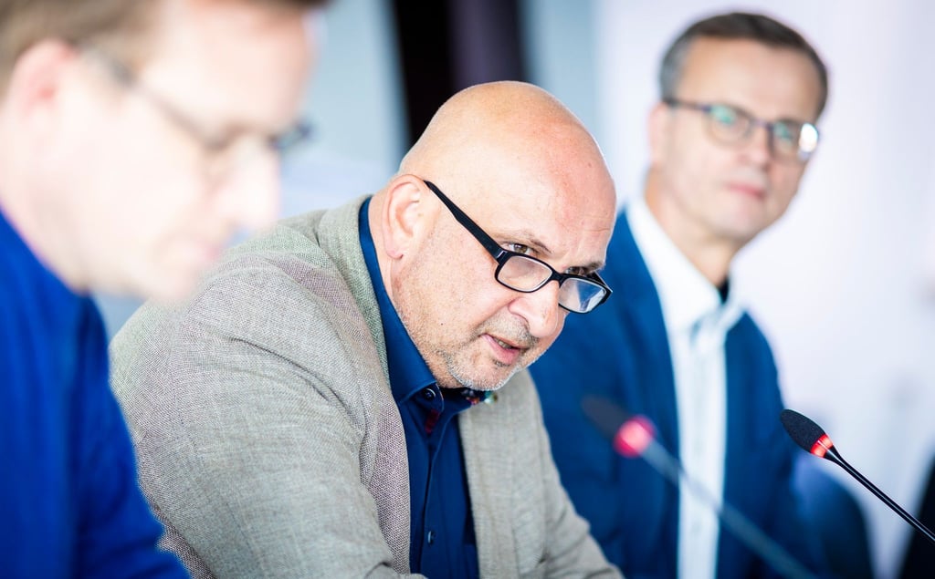 Detlev Schulz-Hendel (Bündnis 90/Die Grünen, M) und Volker Bajus (Bündnis 90/Die Grünen, r) sprechen auf einer Pressekonferenz.