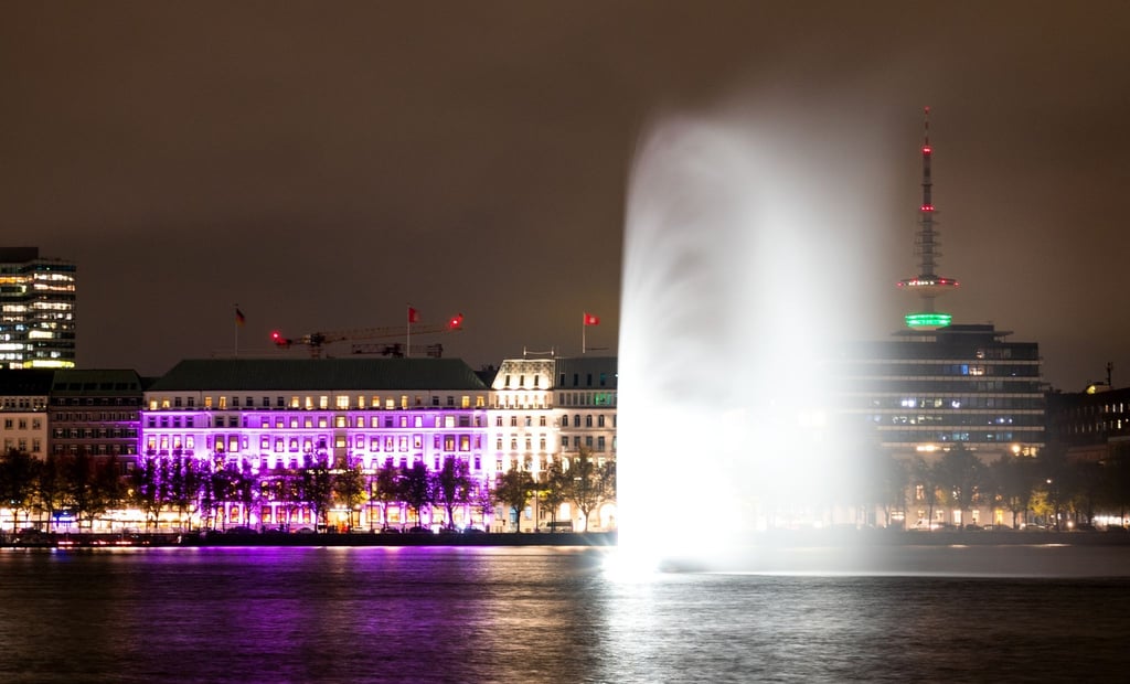 Das Hotel „Vier Jahreszeiten“ an der Binnenalster in Hamburg ist während einer Aktion der Organisation „Plan International“ zum Weltmädchentag beleuchtet.