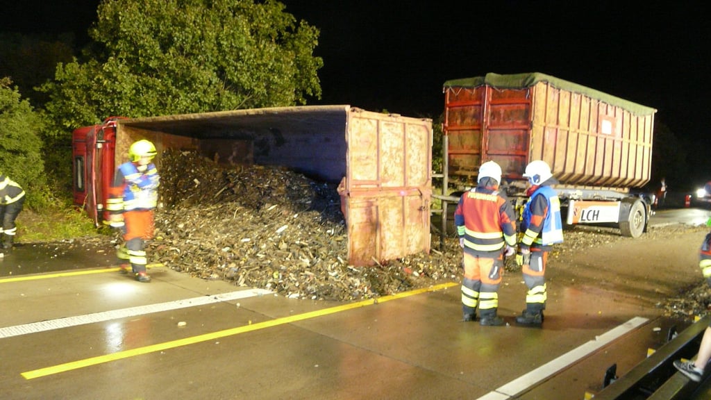 Auf der A 2 bei Magdeburg ist am Dienstagabend ein Lastwagen mit Schutt und Bauschrott umgekippt. Der Fahrer wurde dabei schwer verletzt und musste in ein Krankenhaus gebracht werden.