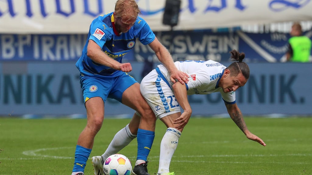Es wird wohl mehr als nur ein Test, wenn der 1. FC Magdeburg gegen Eintracht Braunschweig treffen wird. Die Bilanz spricht gegen den FCM. FCM-Spieler Baris Atik (r.) hier im Duell beim vergangenen 2:1-Sieg der Magdeburger gegen Sebastian Griesbeck von Eintracht Braunschweig.