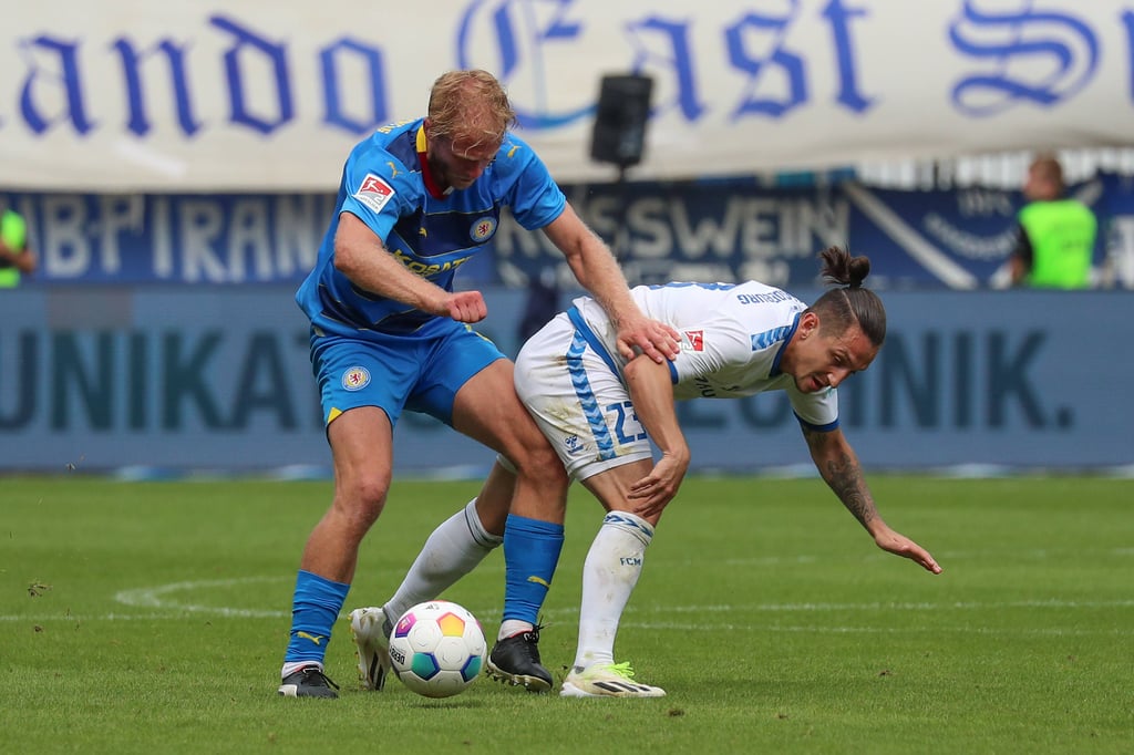 Es wird wohl mehr als nur ein Test, wenn der 1. FC Magdeburg gegen Eintracht Braunschweig treffen wird. Die Bilanz spricht gegen den FCM. FCM-Spieler Baris Atik (r.) hier im Duell beim vergangenen 2:1-Sieg der Magdeburger gegen Sebastian Griesbeck von Eintracht Braunschweig.