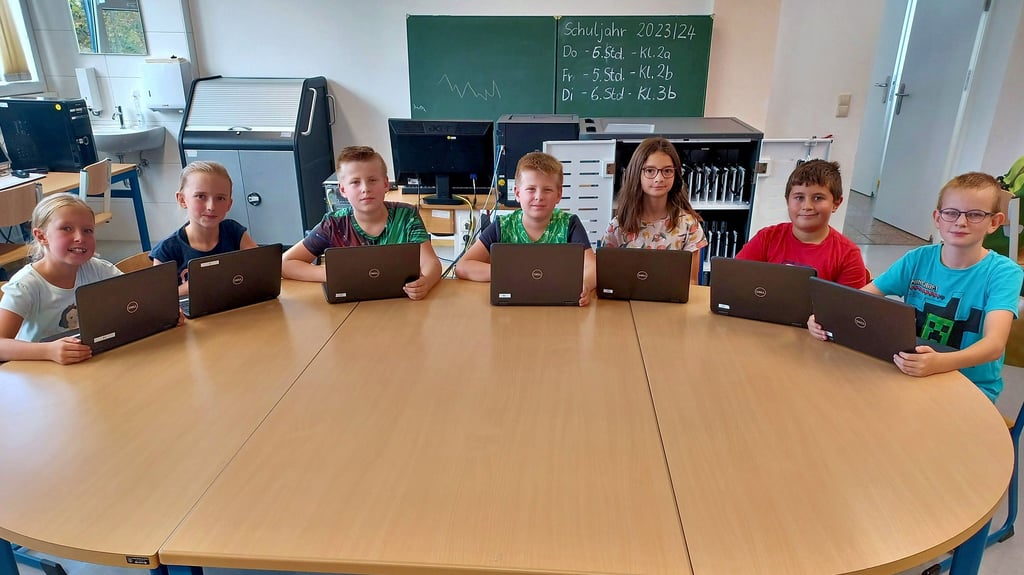 Die Viertklässler Mia (v.l.), Emma, Luca, Kevin, Joana, Stefan und Jason arbeiten im Unterricht sehr gern mit den Laptops.
