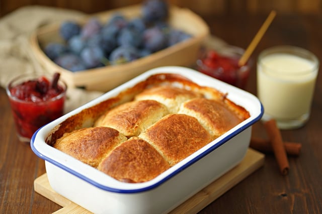 Mit zweierlei Soßen: Frisch aus dem Ofen: Hefebuchteln mit ...