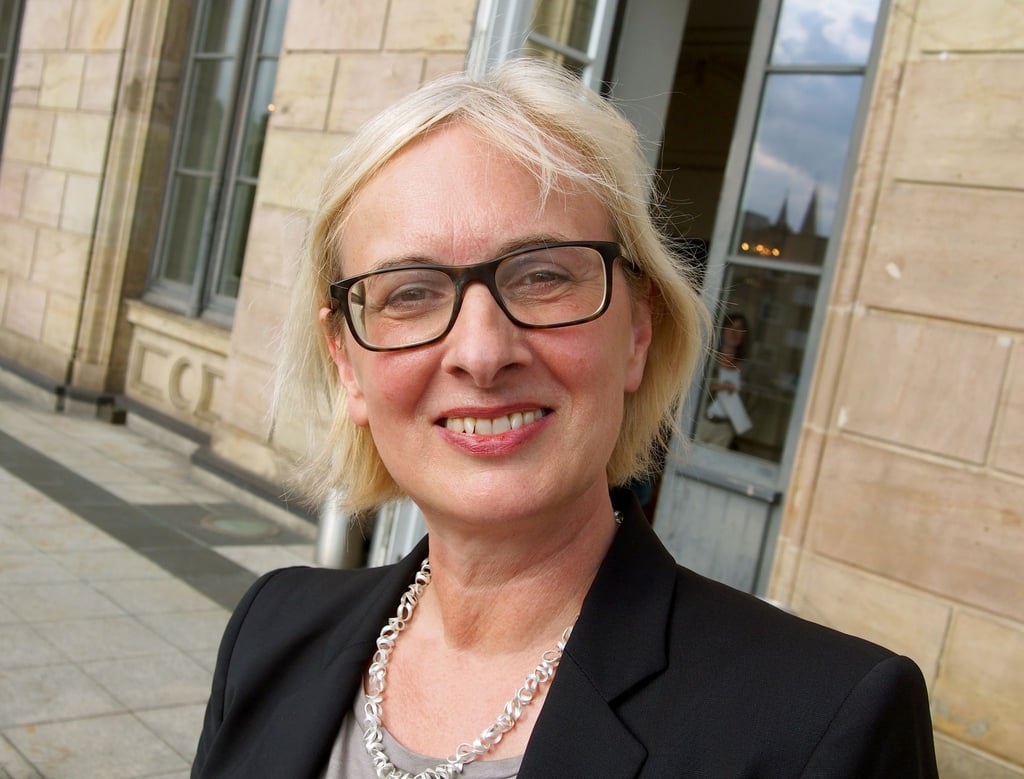 Dagmar Schlingmann blickt vor der Oper in Braunschweig in die Kamera.