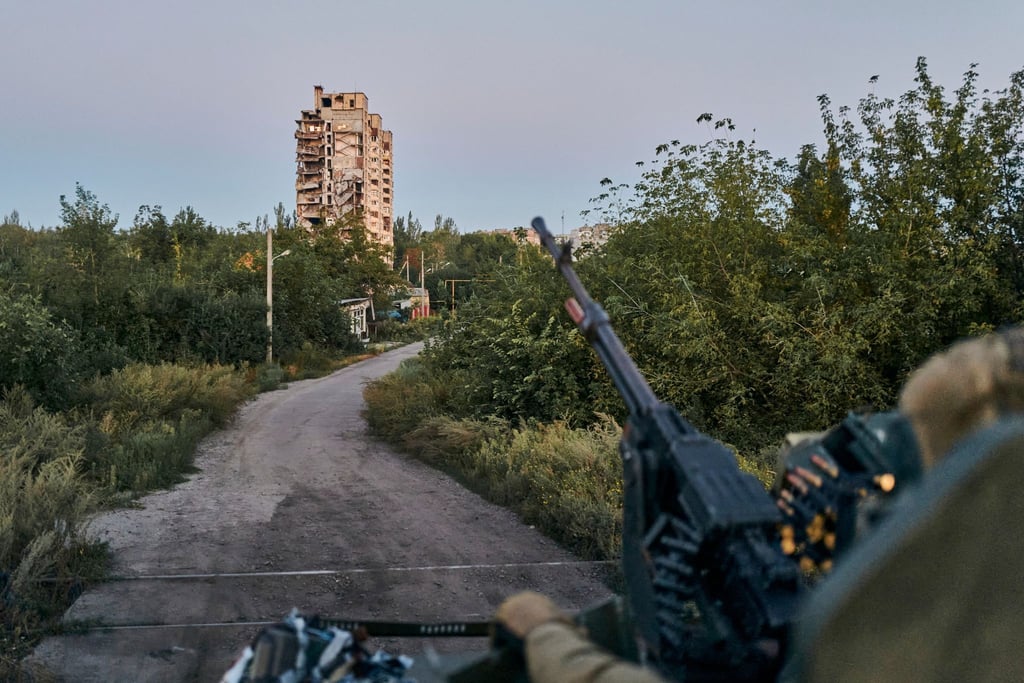 Ein ukrainischer Soldat im Einsatz in der Nähe der umkämpften Stadt Awdijiwka (Archivbild).