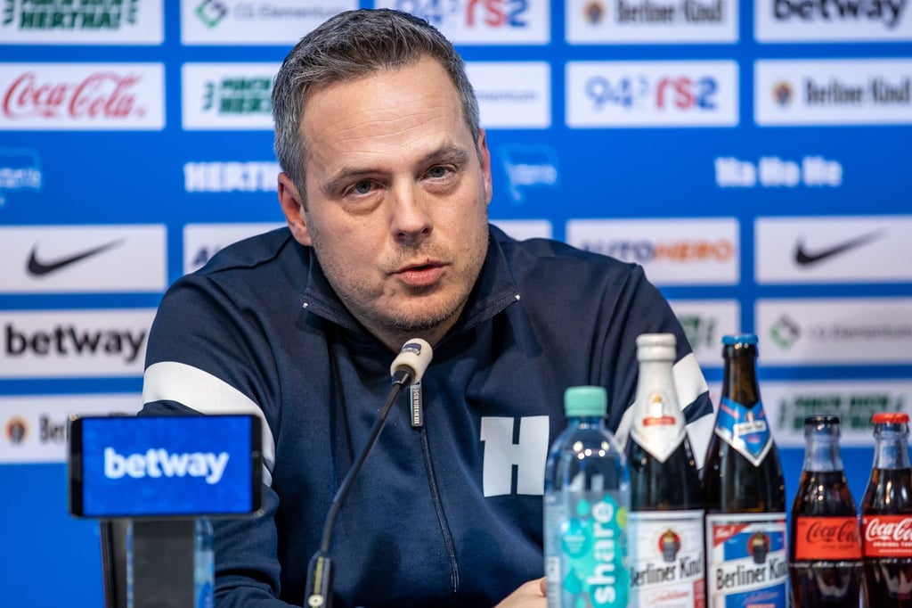 Kay Bernstein, Präsident des Hertha BSC e. V., spricht zu den Anwesenden.