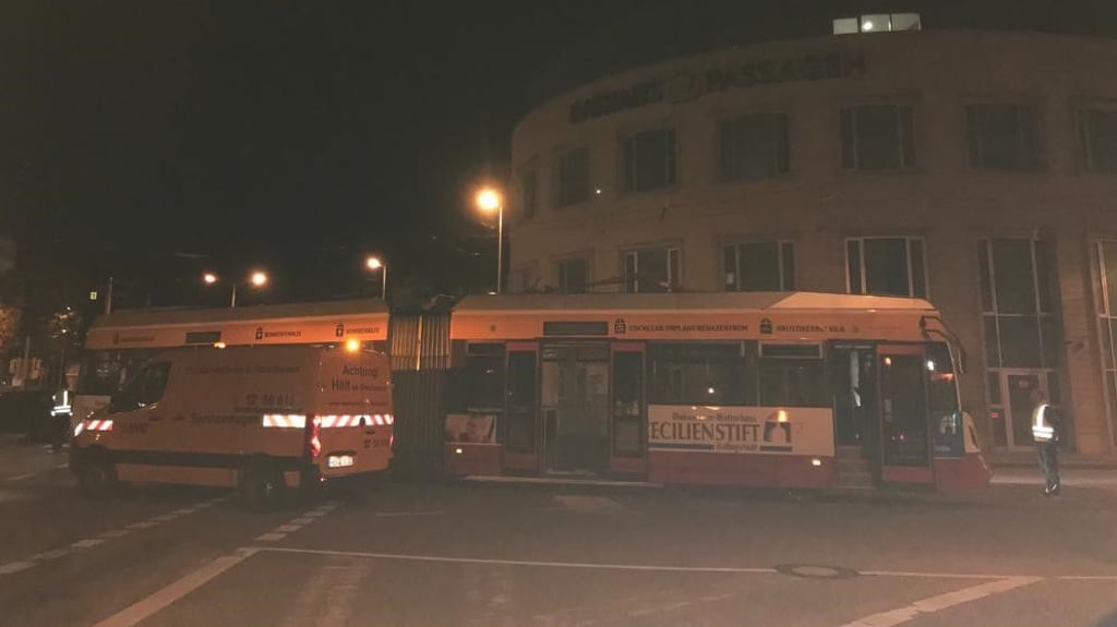 Als die erste Straßenbahn am Mittwochmorgen gegen 5.40 Uhr die Haltestelle am Halberstädter Holzmarkt verlassen wollte, ereignete sich im Kurvenvereich zur Kühlinger die Havarie. Seitdem ruht der gesamte Straßenbahnverkehr in Halberstadt.