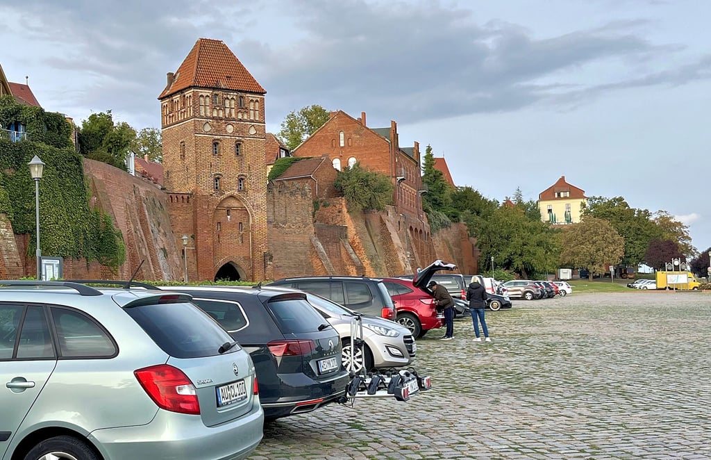 Blick auf das Parkgeschehen am Tangermünder Hafen während eines Wochentags außerhalb der Ferien. Viele Autos stehen an diesem Ort meist nur an Wochenenden.