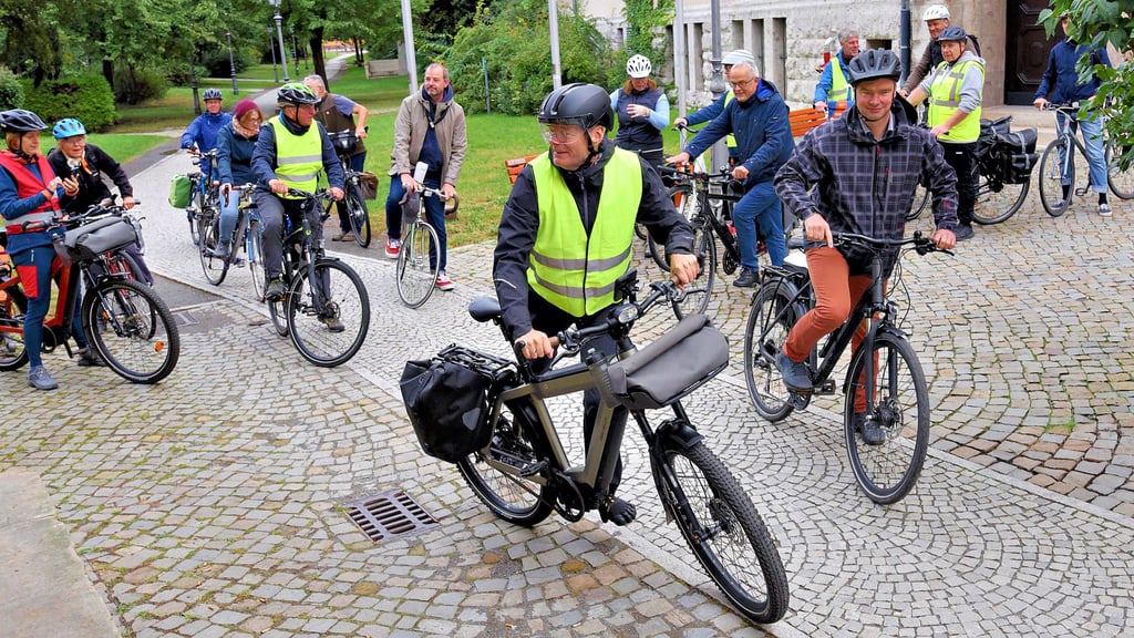 ADFC-Sprecher Sven Habich (vorn) und seine Mitstreiter zeigten OB Steffen Amme (re.) Ascherslebens Schwachstellen aus Sicht der Radfahrer.