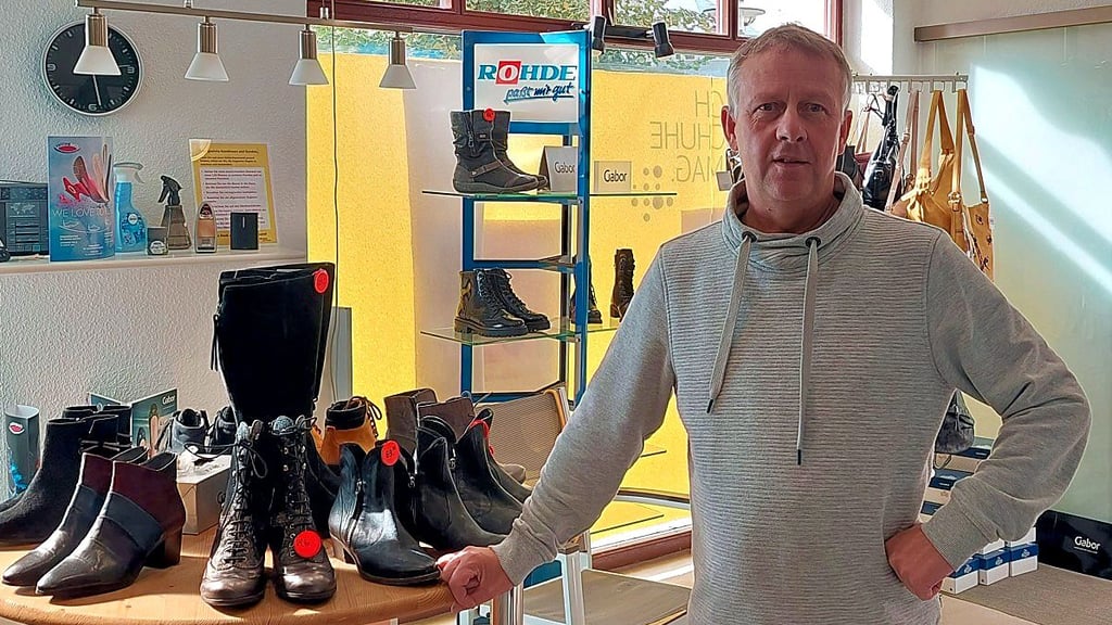 Inhaber Mario Kämpf betreibt seit 25 Jahren das gleichnamige Schuhhaus in Haldensleben.