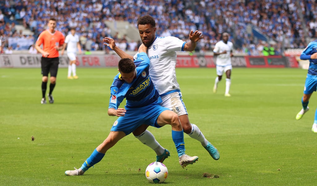Gewann mit dem FCM in der Liga 2:1 gegen Braunschweig und Maurice Multhaup (l.): Linksverteidiger Leon Bell Bell.