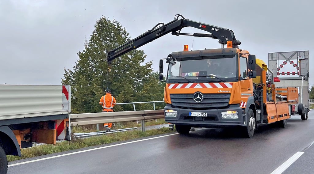 Arbeiten auf dem Fuß- und Radweg der Elbbrücke bei Tangermünde.