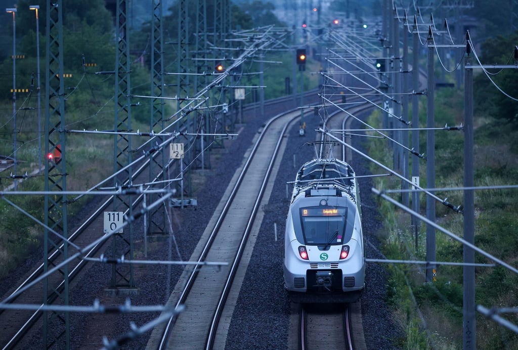 Eine S-Bahn der Linie S3 fährt von Halle aus kommend nach Leipzig.