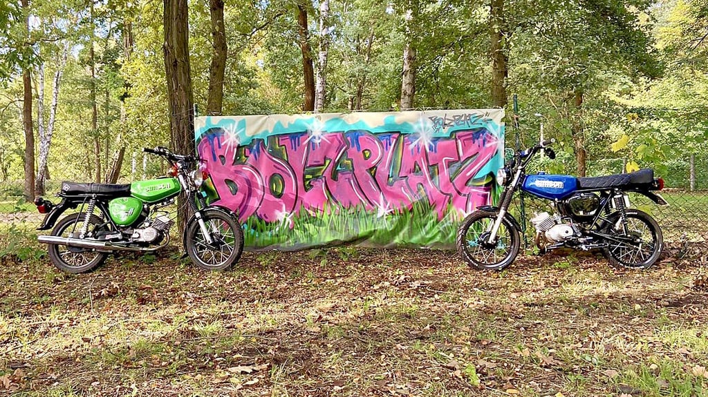 Platz für das Simson-Treffen ist rund um das Sportlerheim in Muldenstein. Die ersten Mopeds sind zur Probe schon mal aufgestellt.