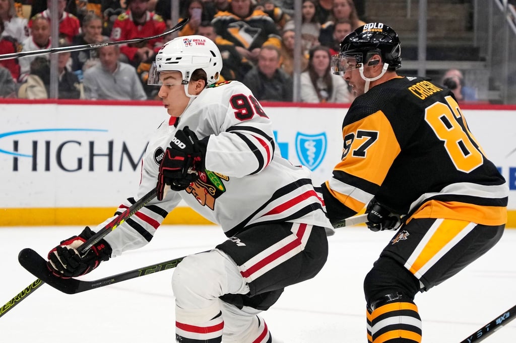Die Chicago Blackhawks (weiße Trikots) setzten sich zum Liga-Start gegen die Pittsburgh Penguins durch.