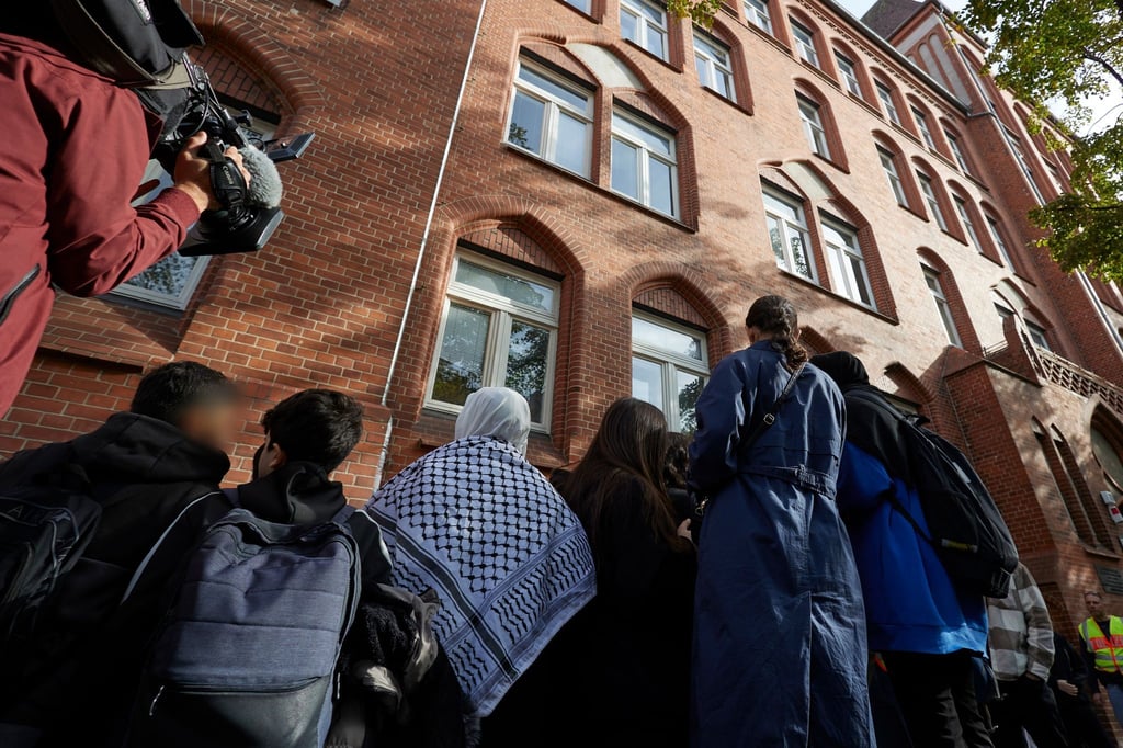 Schüler versammeln sich nach dem Unterricht vor dem Ernst-Abbe-Gymnasium im Berliner Stadtteil Neukölln.