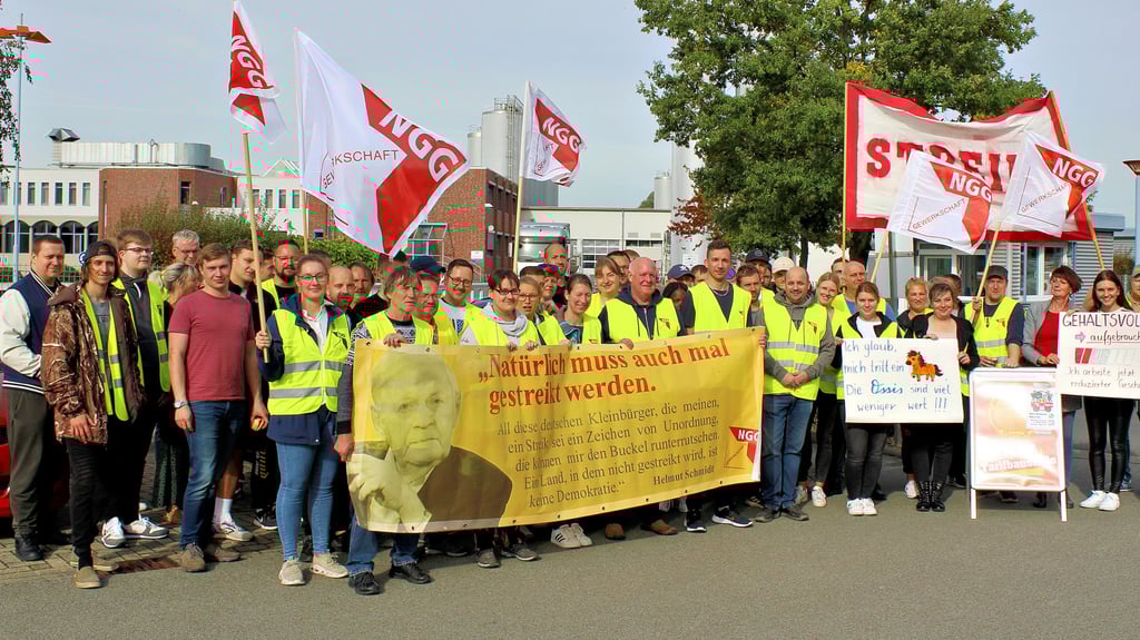 Mitarbeiter der Bismarker Altmark-Käserei streikten auf dem Parkplatz vor dem Betrieb. Die von den Arbeitgebern angebotene Lohnerhöhung ist ihnen zu gering.