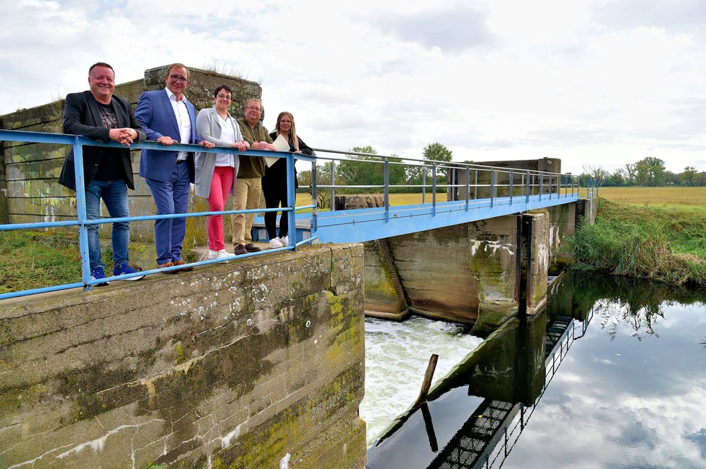 Das Bodewehr bei Nienburg soll umgebaut werden, um Vorteile für Tourismus und Ökologie zu schaffen. Tilo Wechselberger (von links), Markus Bauer, Susan Falke, Christoph Ertl und Jana Elbe begutachten das über 100 Jahre alte Bauwerk, das unter Denkmalschutz steht.